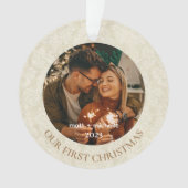 Onze Eerste Kerstmis Beige  Damask Foto Ornament (voorkant)