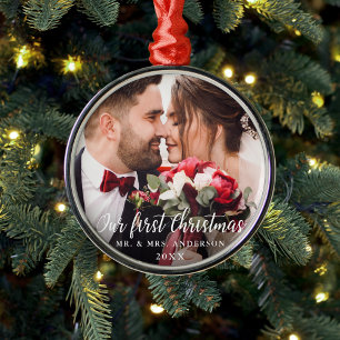 Onze Eerste Kerstmis Bruiloft Foto Wit Script R Metalen Ornament