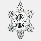 Onze eerste Kerstmis Mr. Mrs. Achternaam Bruiloft  Tin Sneeuwvlok Ornament (Rechts)