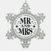 Onze eerste Kerstmis Mr. Mrs. Achternaam Bruiloft  Tin Sneeuwvlok Ornament (Voorkant)