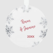 Onze Eerste Kerstmis Samen Rood en Zilver Foto Ornament (achterkant)