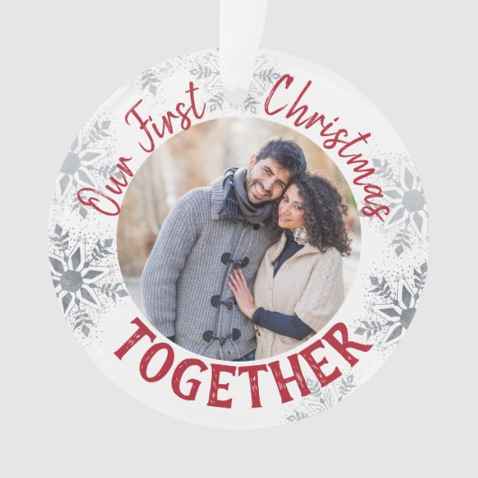 Onze Eerste Kerstmis Samen Rood en Zilver Foto Ornament (voorkant)