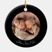 Onze Eerste Kerstmis Tweelingen Fotonaam Custom Zw Keramisch Ornament (Achterkant)