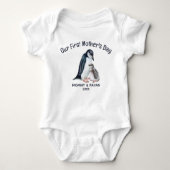 Onze eerste Moederdag, Baby Penguin aangepaste naa Romper (Voorkant)