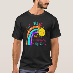 Onze eerste Moederdag Samen Regenboog Moeders D T-shirt