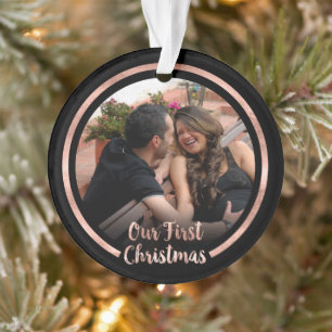 Onze eerste Roos Gold Script-foto met Kerstmis Ornament