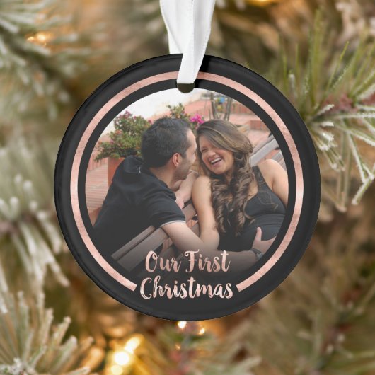 Onze eerste Roos Gold Script-foto met Kerstmis Ornament (Boom)
