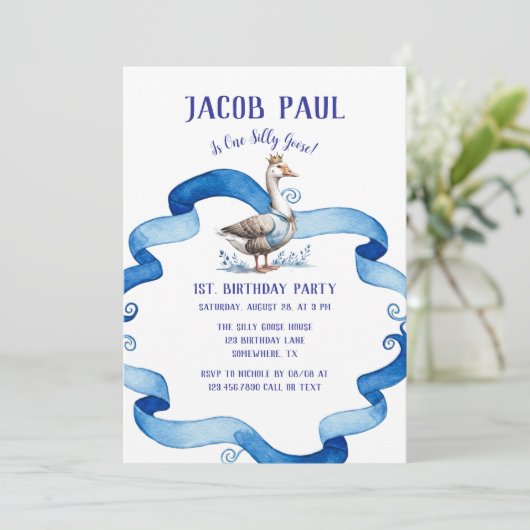 Onze Gekke gans wordt een verjaardagsjongen Kaart (Staand voorkant)