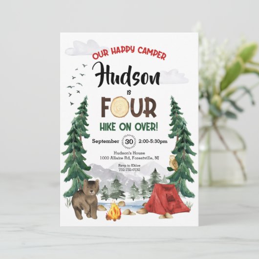 Onze Happy Camper is vier verjaardag uitnodiging (Staand voorkant)