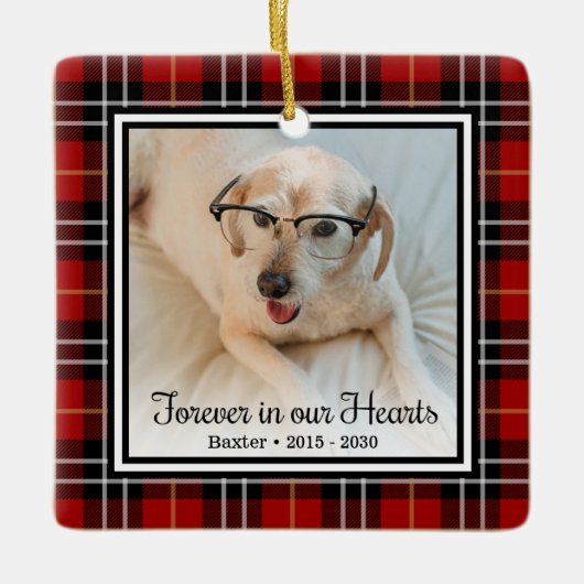 Onze Harten Voor Altijd Rode Geruite Hondengedenkt Keramisch Ornament (Voorkant)
