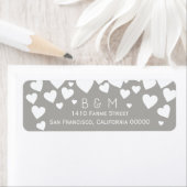 onze initialen met liefdesharten op een grijze bru etiket (Insitu)