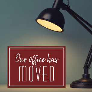 Onze Kantoor heeft Burgundy Red Business Moving Aankondiging