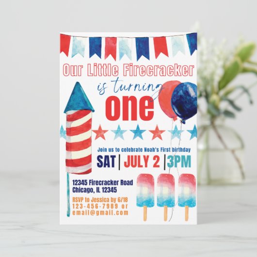 Onze kleine Firecracker draait één uitnodiging (Staand voorkant)