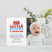 Onze kleine Firecracker draait één uitnodiging (Staand voorkant)