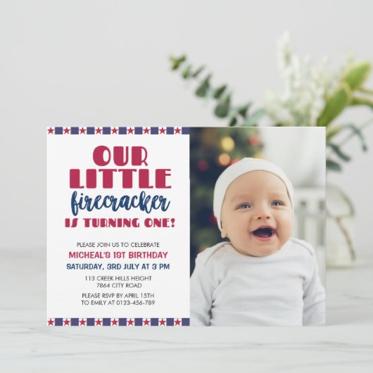 Onze kleine Firecracker draait één uitnodiging (Staand voorkant)