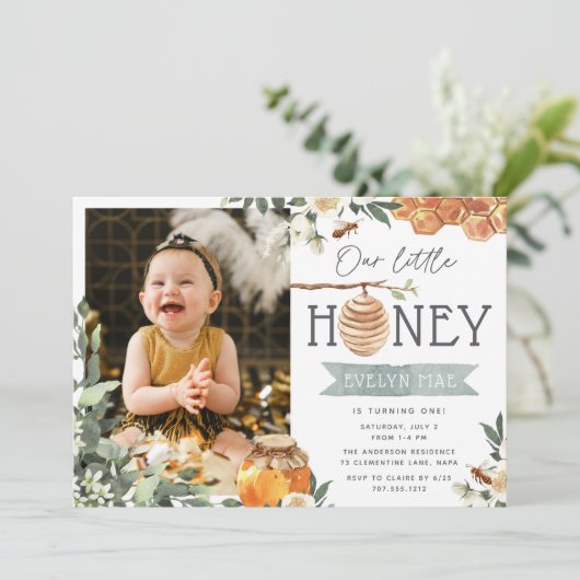 Onze kleine honing | Bee Theme Foto Birthday Party Kaart (Staand voorkant)