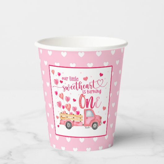 Onze kleine schatje maakt van één papierbekertje papieren bekers (Voorkant)