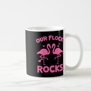 Onze kudde zet flamingo's op elkaar afgestemd op f koffiemok