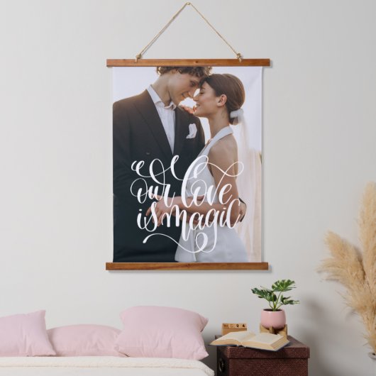 ONZE LIEFT IS MAGIC Wedding Couple Foto Stijlvol Hangend Wandkleed (Slaapkamer)