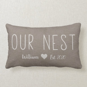 Onze nestnaam Est. Rustic Linen gepersonaliseerd Kussen