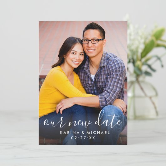 Onze nieuwe datum Handgeschreven Script Wedding Ph Save The Date (Staand voorkant)