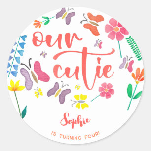Onze schatje is... bloemige kinderen verjaardagsfe ronde sticker