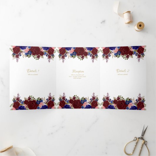 Onze Trouw Burgundy Blauwe Bloemachtige Trouw Uitn Drieluik Uitnodiging (Binnen)