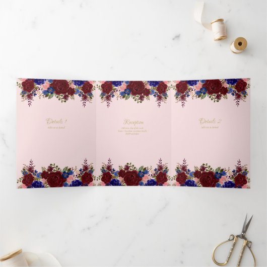 Onze Trouw Burgundy Blauwe Bloemachtige Trouw Uitn Drieluik Uitnodiging (Binnen)