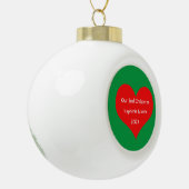 Onze tweede kerst samen Schattige Rode Hart 2023 Keramische Bal Ornament (Links)