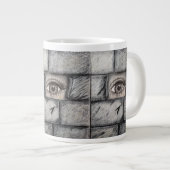 "Oog achter de muur" Extra Grote Beker (Voorkant rechts)