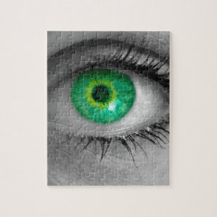 Oog met groene iris bekijkt het concept viewer mac legpuzzel