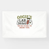 Oogie's Lab Draws - Grappige Halloween Phlebotomis Spandoek (Horizontaal)