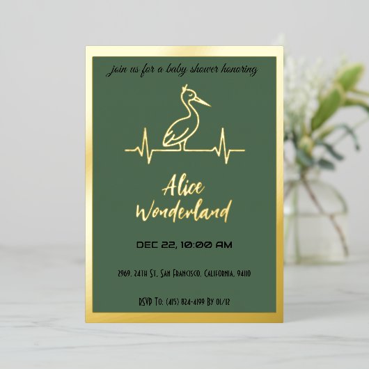Ooievaar in modern goud en groen Baby shower Folie Uitnodiging (Staand Voorkant)