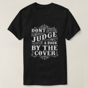 OORDEEL NIET EEN BOEK DOOR HET HOESJE IS T-SHIRT
