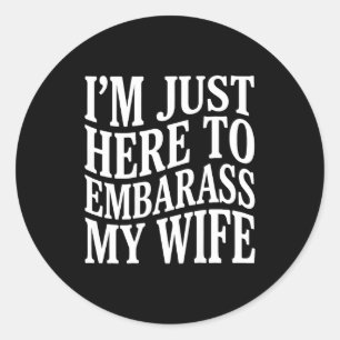 (Op achterkant) Ik ben hier alleen om mijn vrouw t Ronde Sticker