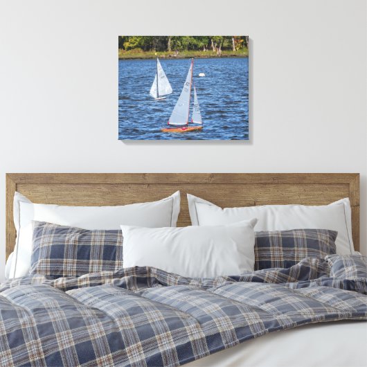 Op afstand bestuurde zeilboten op het water canvas afdruk (Insitu (Slaapkamer))