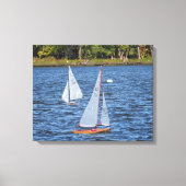 Op afstand bestuurde zeilboten op het water canvas afdruk (Voorkant)