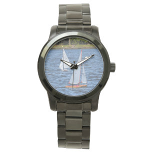 Op afstand bestuurde zeilboten op het water horloge