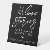 Op alle liefdesverhalen minimalistisch zwart wit reclamebord met voetstuk (Voorkant)