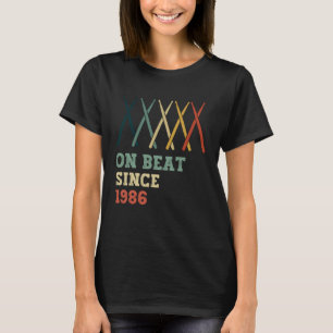 Op Beat Sinds 1986 Retro Verjaardagsjaar Drums Sto T-shirt