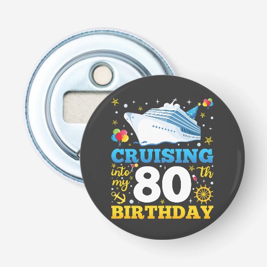 Op cruise naar mijn 80 verjaardagsfeestje button flesopener (Voorkant)