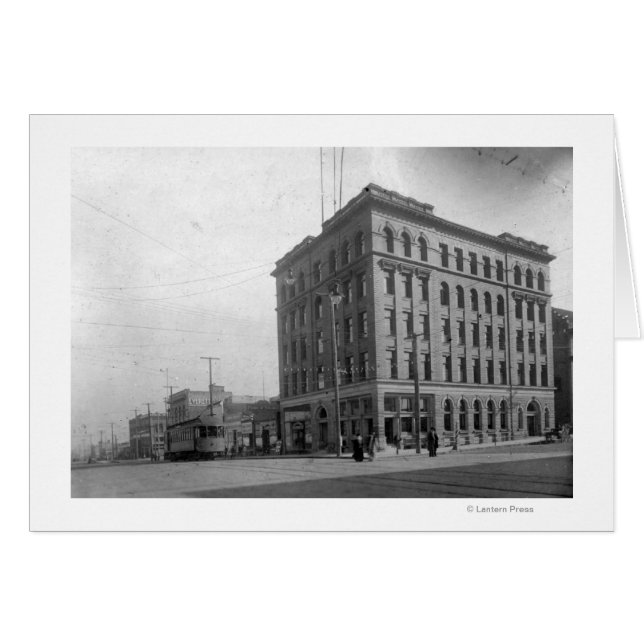 Op de hoek op Hewitt Avenue (Voorkant Horizontaal)