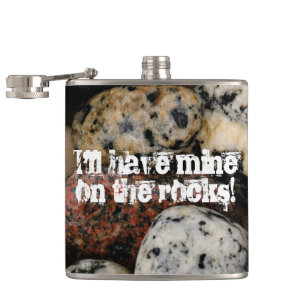 Op de Rocks met kleurrijke strand stones Heupfles