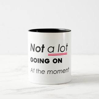 Op dit moment is er niet veel aan de hand: een gra tweekleurige koffiemok