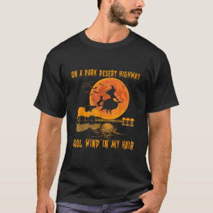 Op een donkere woestijnsnelweg- Heksenwindheks rij T-shirt
