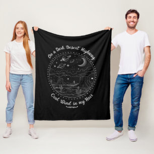 Op een donkere woestijnsnelweg Reis bergkamperen  Fleece Deken