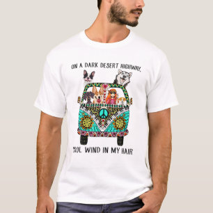 Op een donkere woestijnweg met wolwind en mijn hon t-shirt