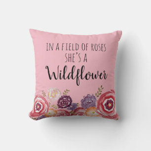 Op een gebied van Rozen is ze een Wildflower Pillo Kussen