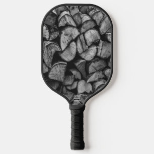Op elkaar gestapelde boomstamstukken zwart-wit fot pickleball paddle