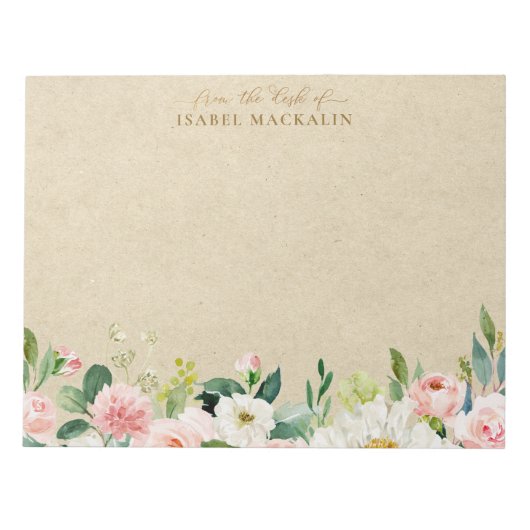 Op het bureau van de Blush Pink Waterverf Flowers Notitieblok (Voorkant)